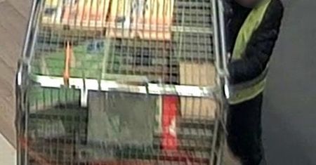 Zuchwała kradzież we Wrocławiu: udając pracownika, wyniósł 77 par butów