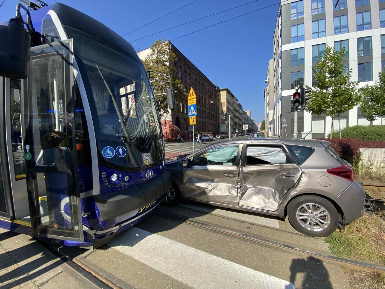 Wrocław: Samochód zderzył się z tramwajem w centrum. Są utrudnienia