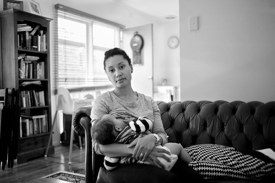 Suzie Blake zaprezentowała emocjonalne portrety karmiących mam 17