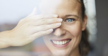Jak dbać o dłonie latem? Pomocne wskazówki przy codziennej pielęgnacji