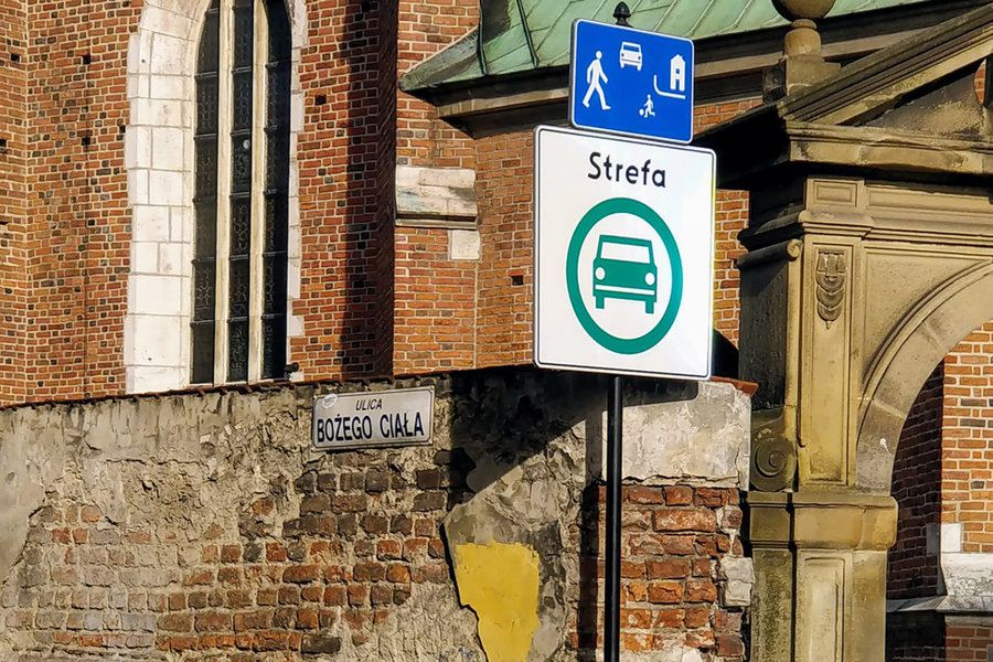 Strefa Czystego Transportu na krakowskim Kazimierzu. Po kilku tygodniach funkcjonowania praktycznie wycofano się z jej założeń (fot. Autokult)