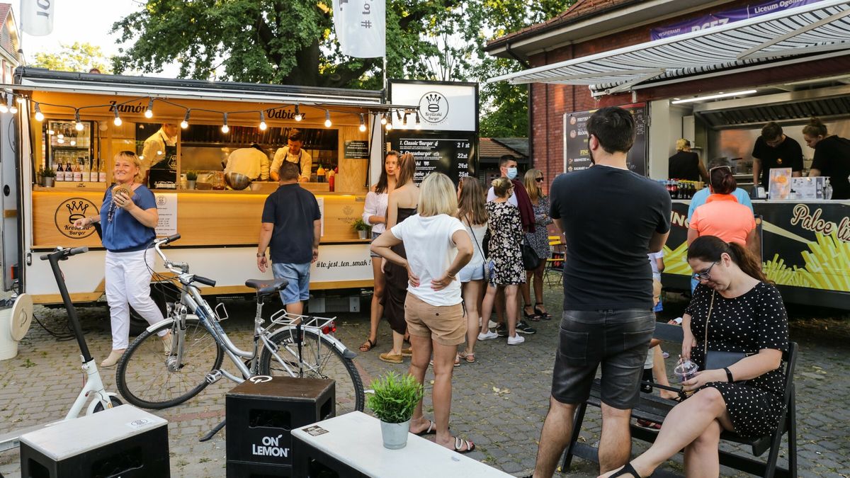 Food Fest w Rybniku
01.08.2020 Rybnik Food Fest czyli festiwal food truckow na kampusie akademickim fot. Dominik Gajda/REPORTER
Dominik Gajda/REPORTER