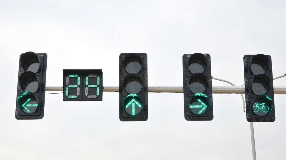 Zdjęcie sygnalizacji świetlnej na skrzyżowaniu (fot. anaken2012 / Shutterstock.com)