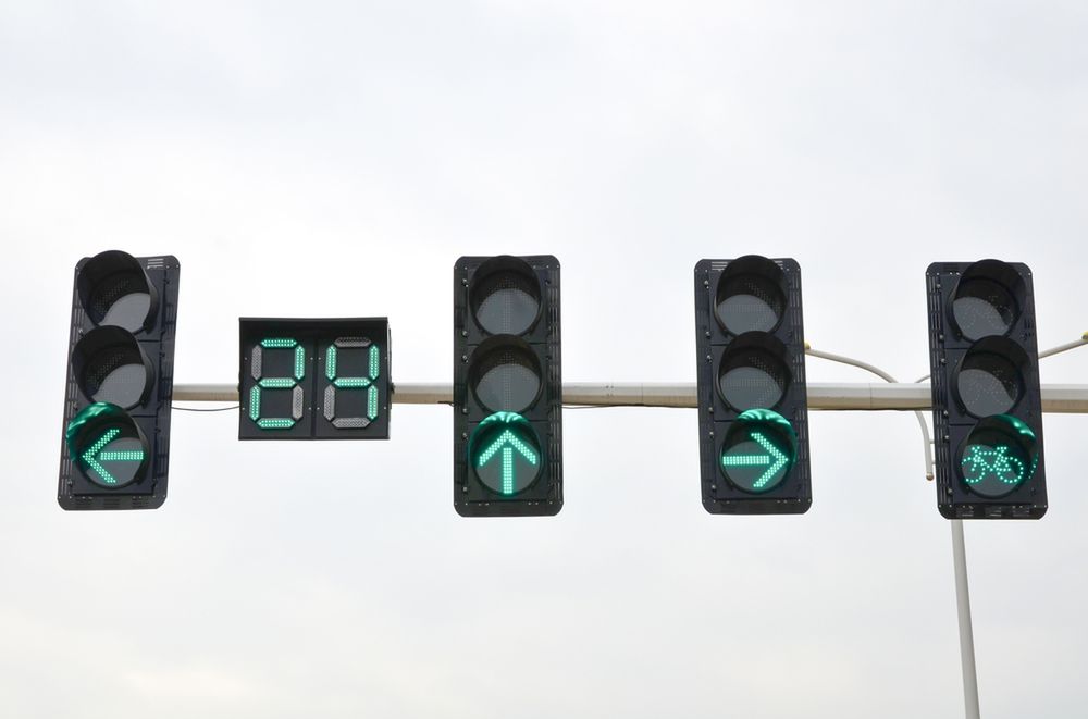 Zdjęcie sygnalizacji świetlnej na skrzyżowaniu (fot. anaken2012 / Shutterstock.com)