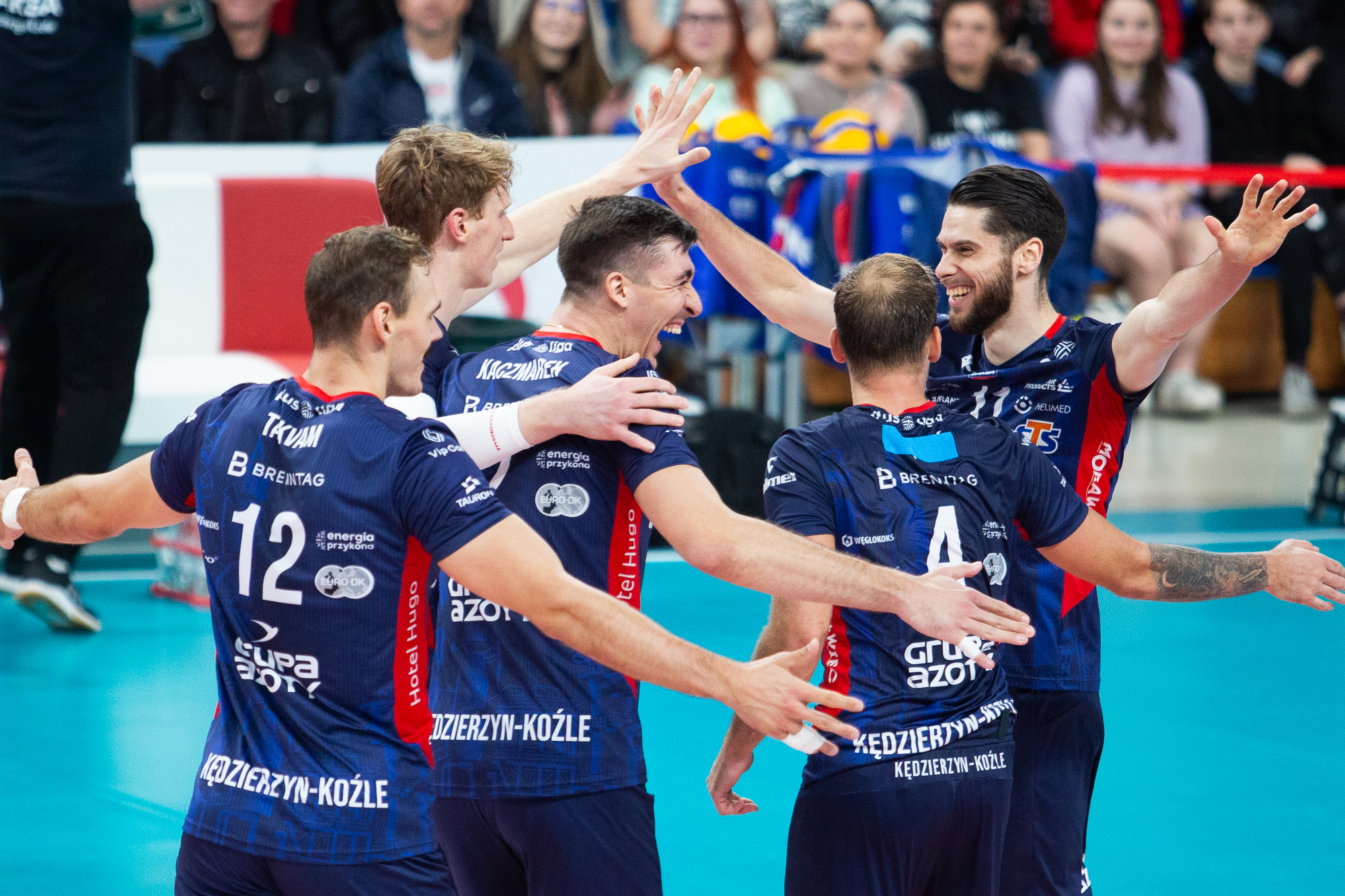 Emociones durante el partido de Liga de Campeones del ZAKSA.  Puntuación alta del último grupo.