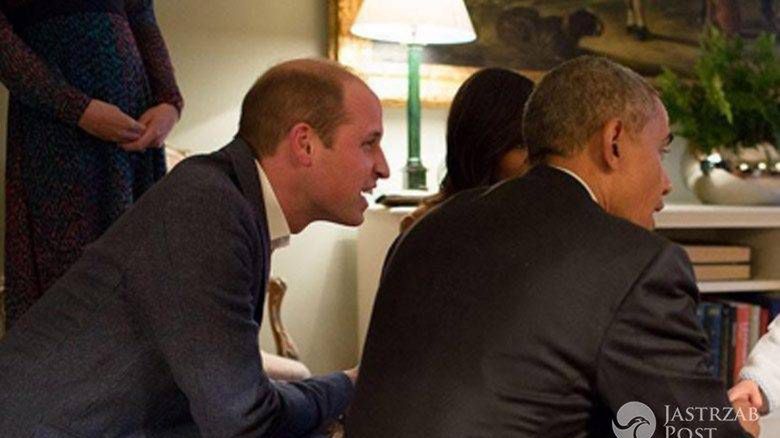 Książę George w szlafroku na spotkaniu z Barackiem Obamą