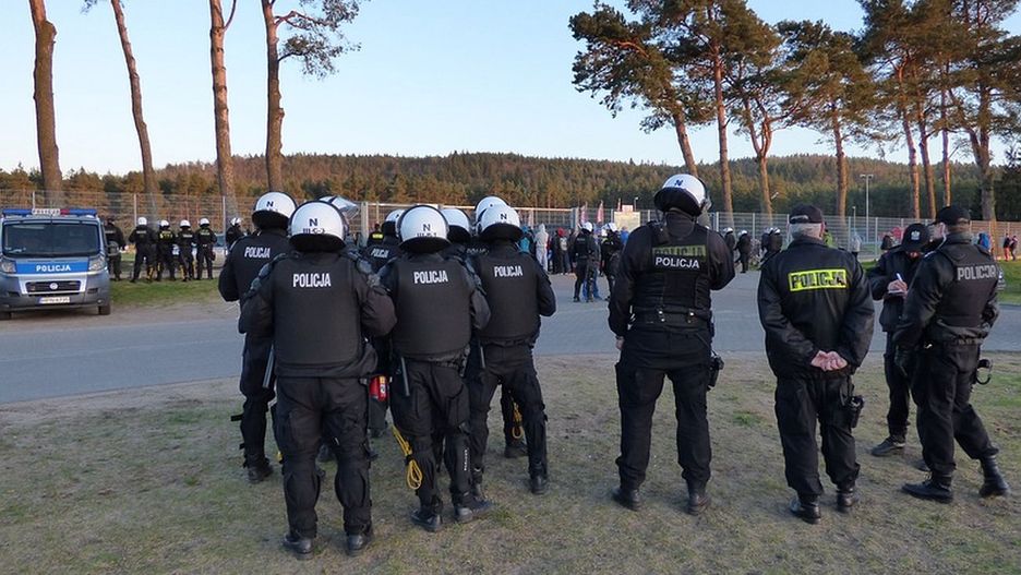 Lęborska policja zabezpieczająca mecz (zdjęcie archiwalne) 