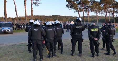 Właściciel Jaguara pobity. Policja ma dane 32 kibiców Pogoni Lębork