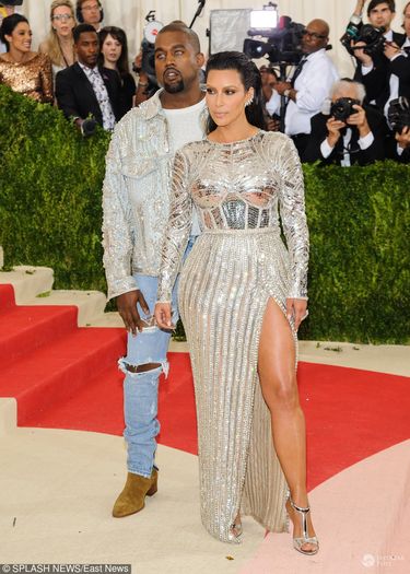 Kim Kardashian w sukni Balmain i Kanye West w stroju od Balmain na MET Gala 2016 fot. East News