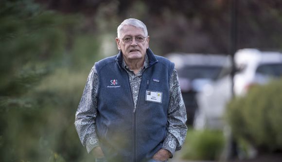 83-letni miliarder wraca z emerytury