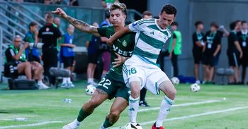 Lechia Gdańsk straciła już pierwszego piłkarza. Klub wciąż nie podjął rozmów z trenerem Johnem Carverem