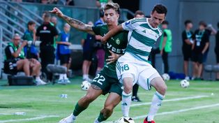 Lechia Gdańsk straciła już pierwszego piłkarza. Klub wciąż nie podjął rozmów z trenerem Johnem Carverem