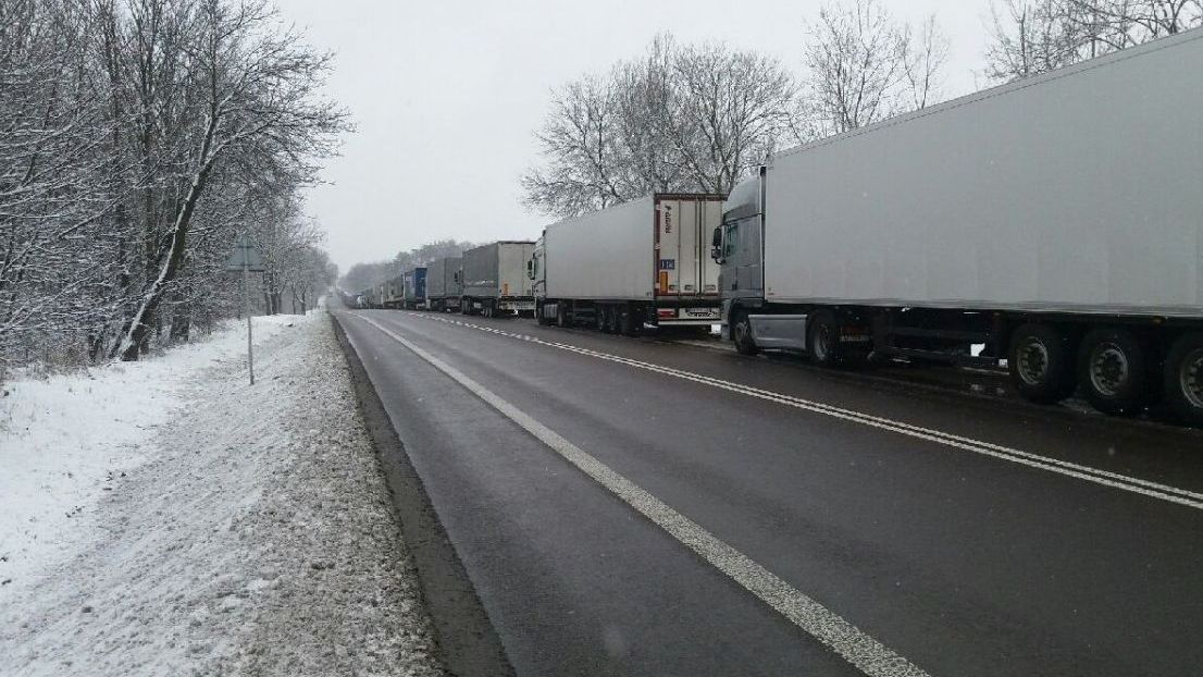 Gigantyczna kolejka do przejscia w Dorohusku