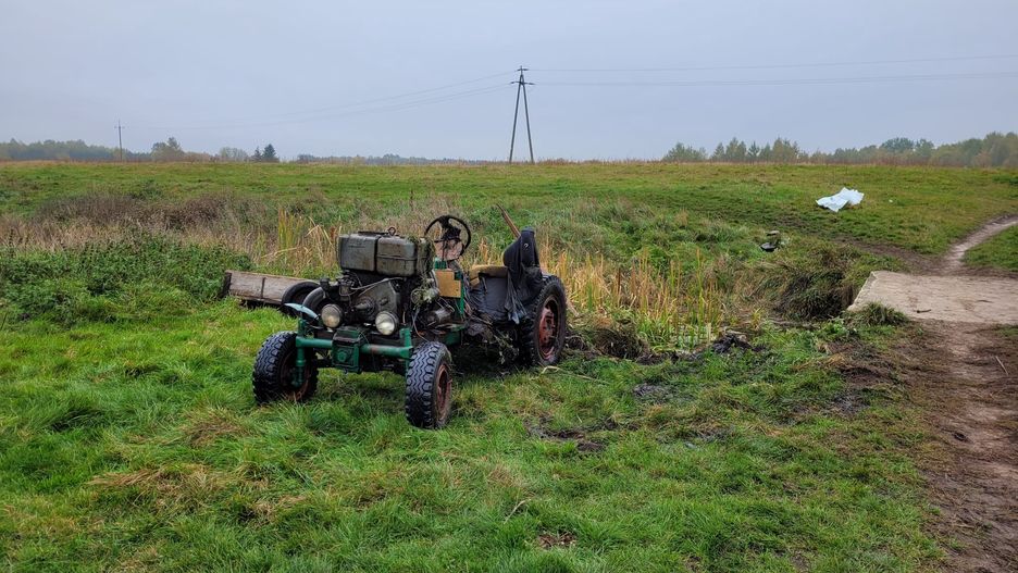 Traktor wydobyty z rzeki