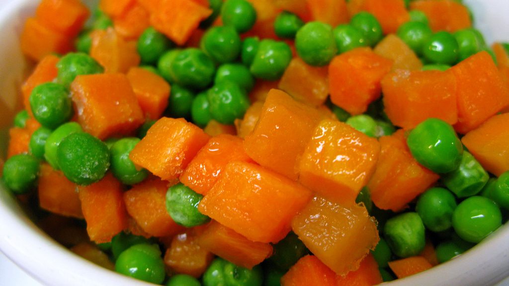 Gotowana mrożona marchewka z groszkiem bez dodatku soli, odsączona