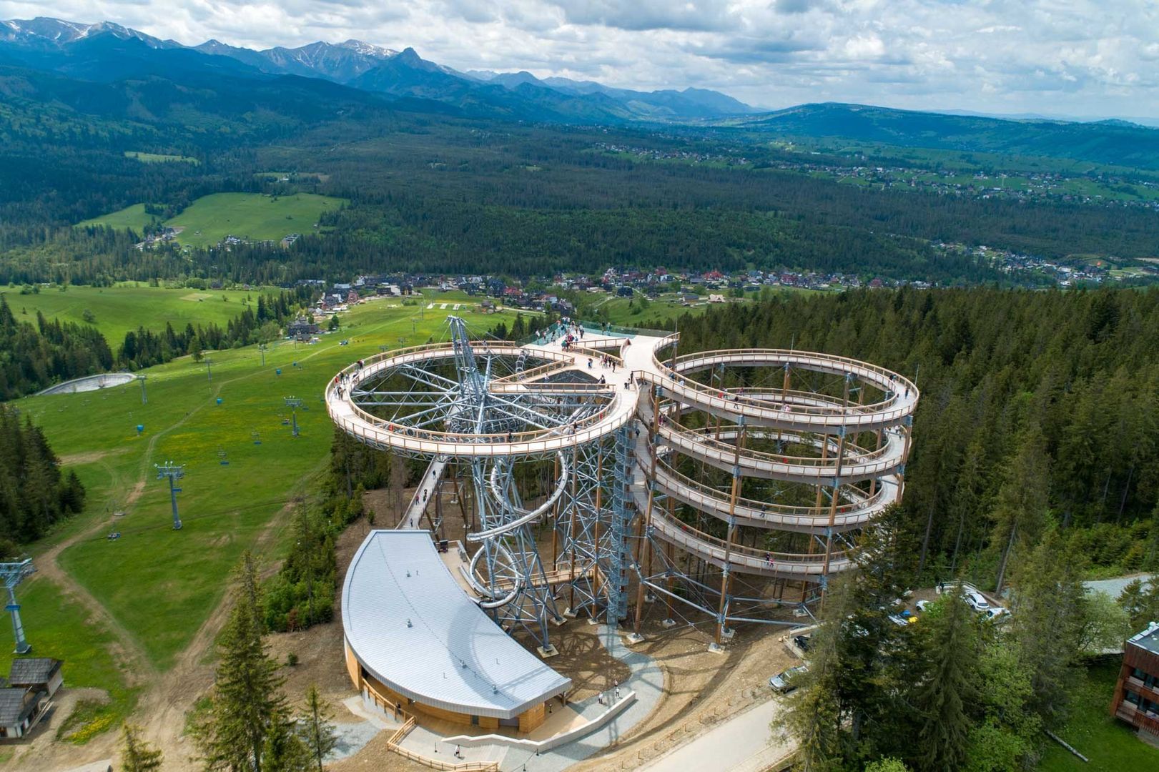 Największa letnia atrakcja Podhala otwarta - Sky Walk Serce Poronina zachwyca.