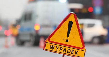 Warszawa. Zderzenie auta osobowego z busem. Duże utrudnienia w Ursusie