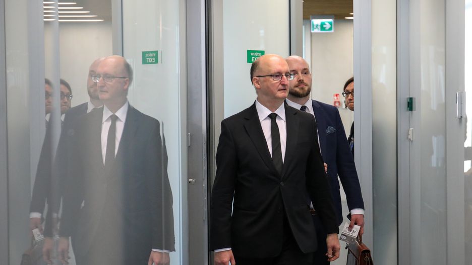 Warszawa, 26.02.2024. Były wiceszef MSZ Piotr Wawrzyk (L) i jego adwokat Michał Grodzki (P) przed przesłuchaniem przez sejmową komisję śledczą do zbadania legalności, prawidłowości oraz celowości działań, a także występowania nadużyć, zaniedbań i zaniechań w zakresie legalizacji pobytu cudzoziemców na terytorium Rzeczypospolitej Polskiej w okresie od dnia 12 listopada 2019 r. do dnia 20 listopada 2023 r., 26 bm. w Sejmie w Warszawie. Wawrzyk jest pierwszym świadkiem przesłuchiwanym przed komisją. Zeznania ma złożyć także współpracownik Wawrzyka, Edgar K. Obaj usłyszeli zarzuty w śledztwie prowadzonym przez prokuraturę w Lublinie. (mr) PAP/Albert Zawada