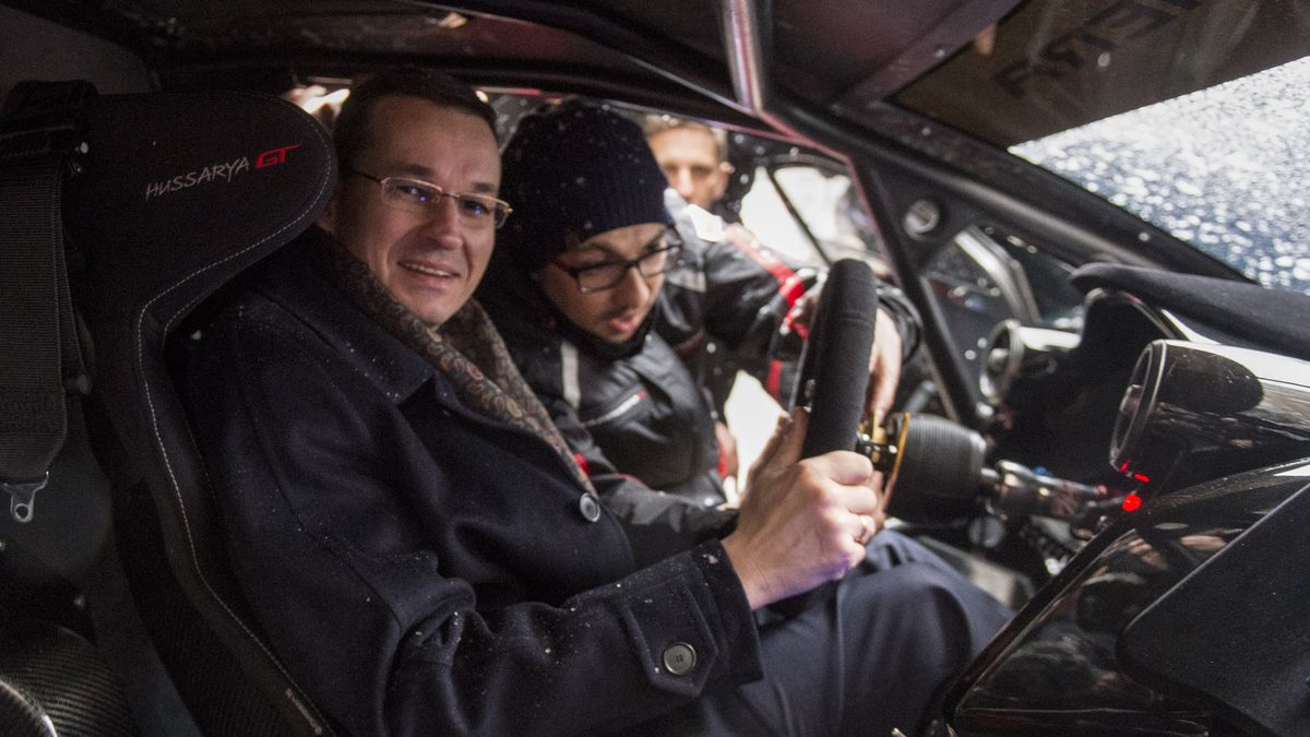 Na zdjęciu Mateusz Morawiecki w polskim samochodzie Arrinera Hussarya. Rząd bardzo liczy na rodzimy przemysł motoryzacyjny