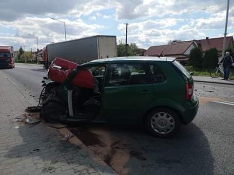 Wypadek samochodu osobowego z ciężarowym na DK-9