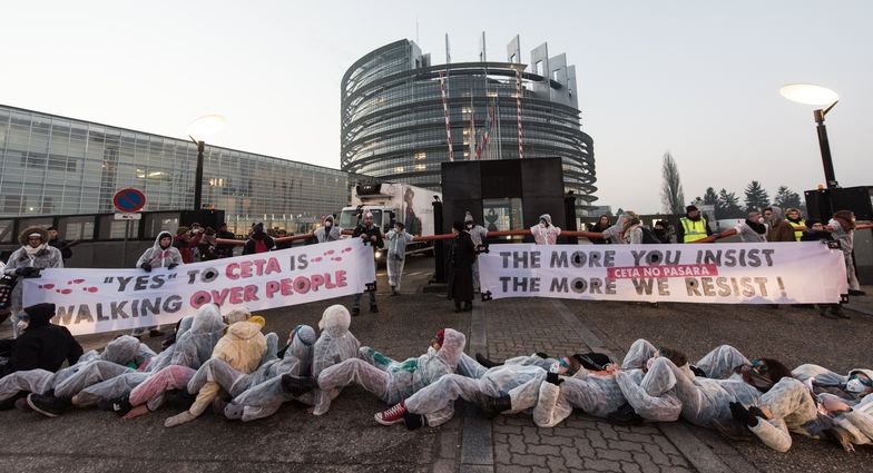 Na zdjęciu protest przeciwników umowy w Strasburgu