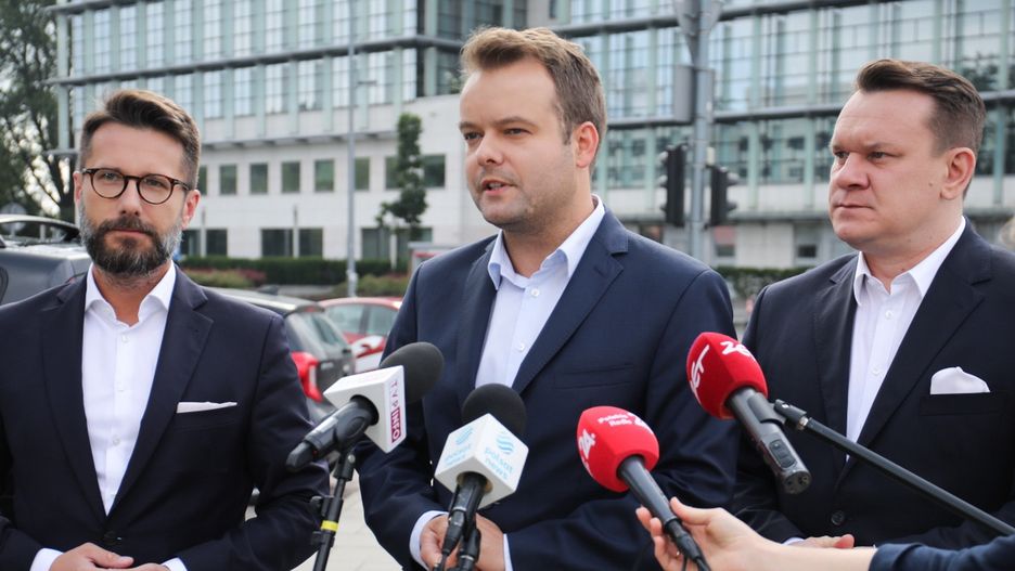 Politycy PiS przed siedzibą TVN