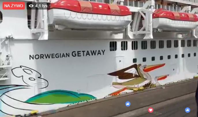 Gigantyczny liniowiec wpłynął do portu w Gdyni. Huczne przywitanie