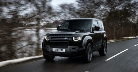 Land Rover Defender w końcu dostał topowe V8. Osiągami zawstydzi niejednego hot hatcha
