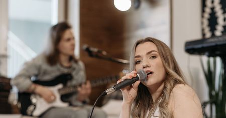 Od muzyki po styl – jak gwiazdy pop wpływają na kulturę?