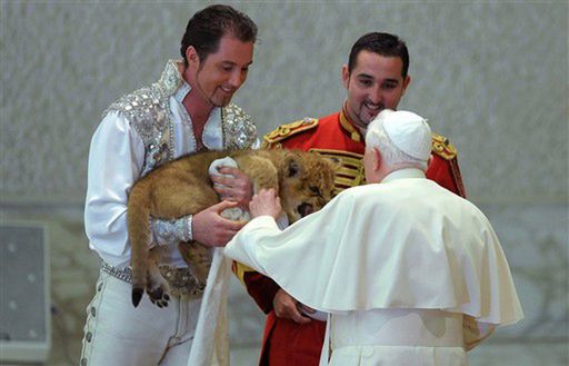 Papież pogłaskał lwiątko