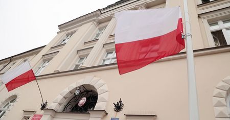 Jak prawidłowo zawiesić flagę na balkonie 11 listopada? Przewodnik krok po kroku