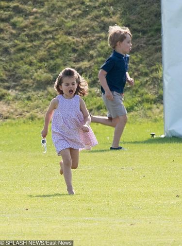 Książę George i księżniczka Charlotte szaleją na boisku