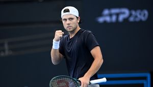 Pokonał Huberta Hurkacza i znów zaskoczył. Teraz może zagrać z Kamilem Majchrzakiem