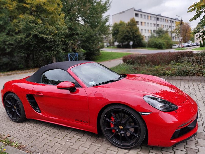 Skarbówka wyprzedaje pojazdy. Do zgarnięcia m.in. porsche