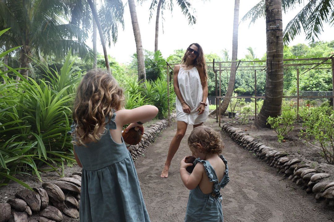 Anna Lewandowska z córkami na Malediwach