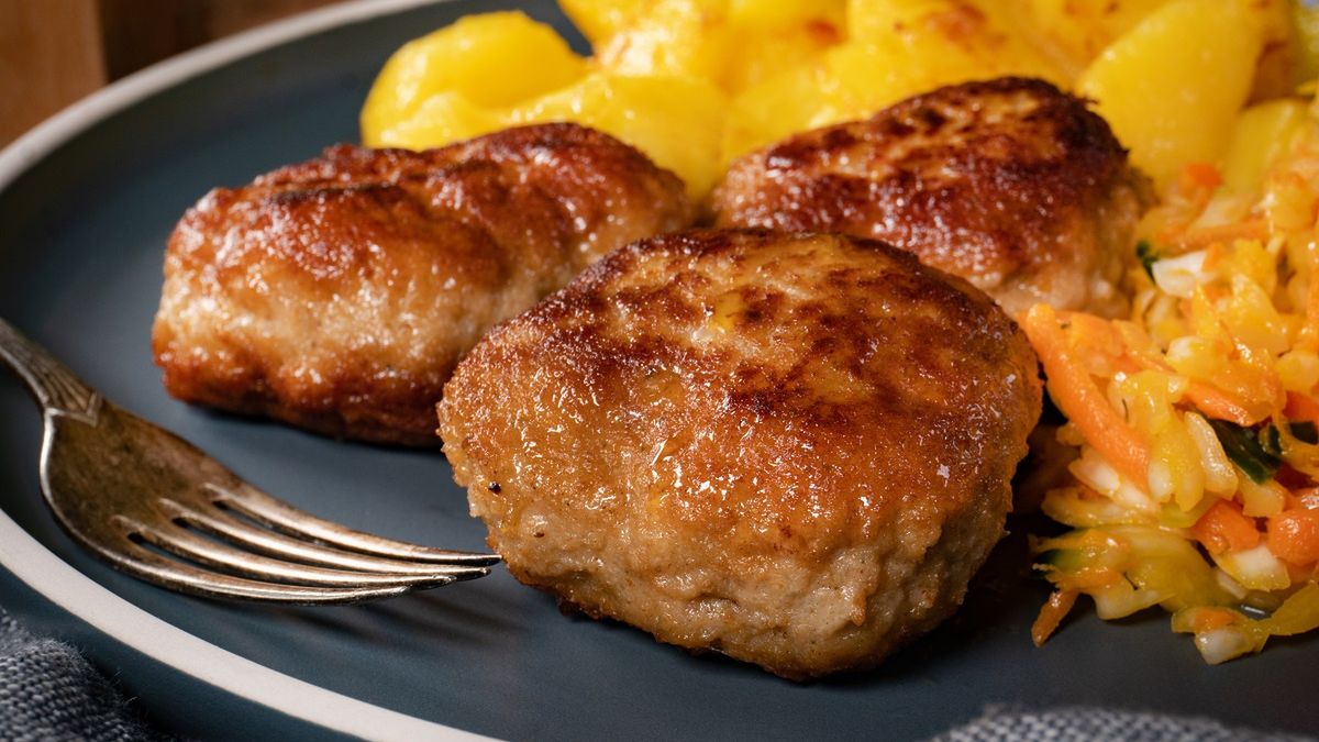 Rozgniatam widelcem i dodaję do masy. Mielone wychodzą soczyste i mięciutkie