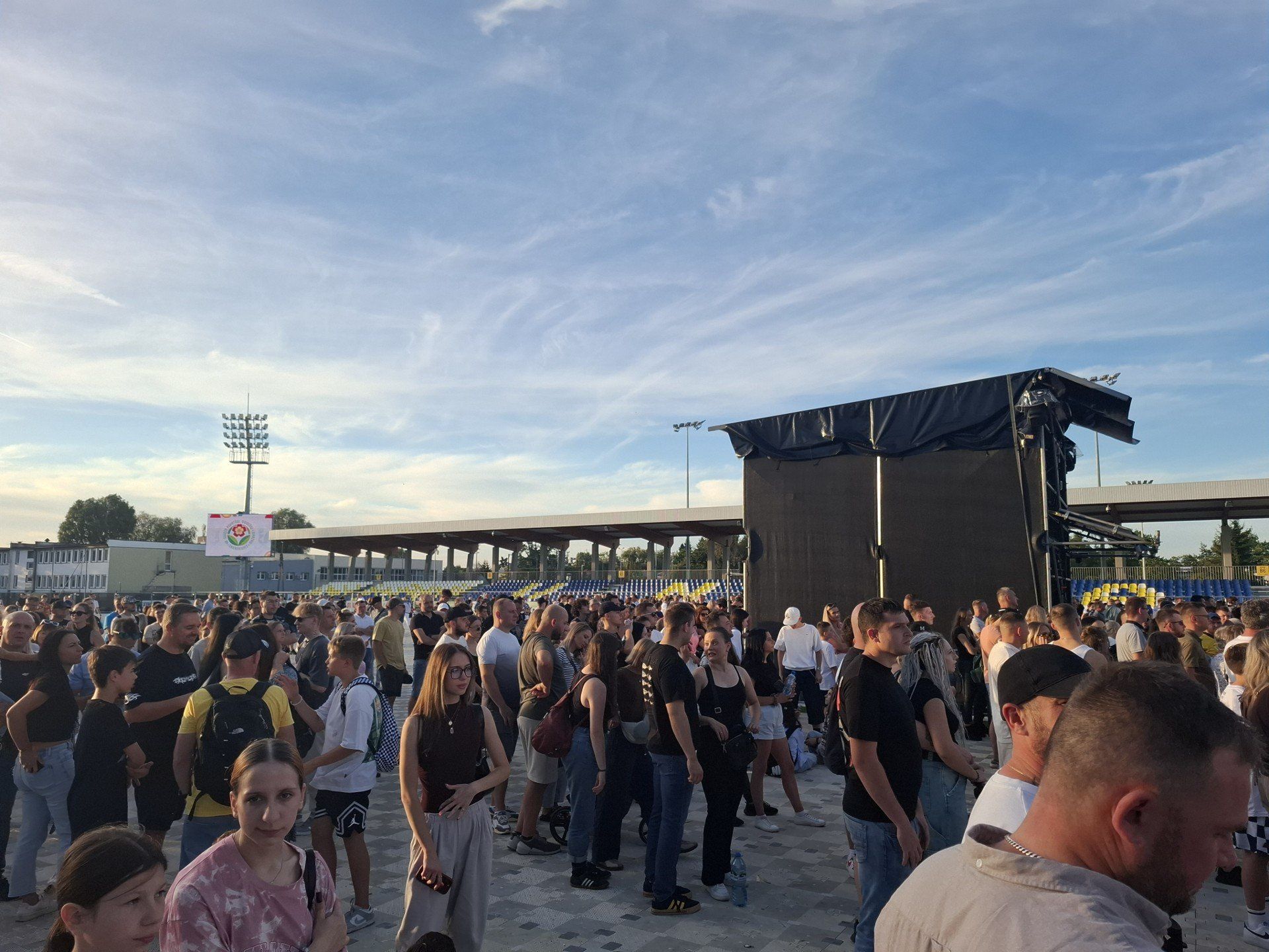 Pełen stadion na koncercie Paktofoniki podczas Święta Kwiatów, Owoców i Warzyw