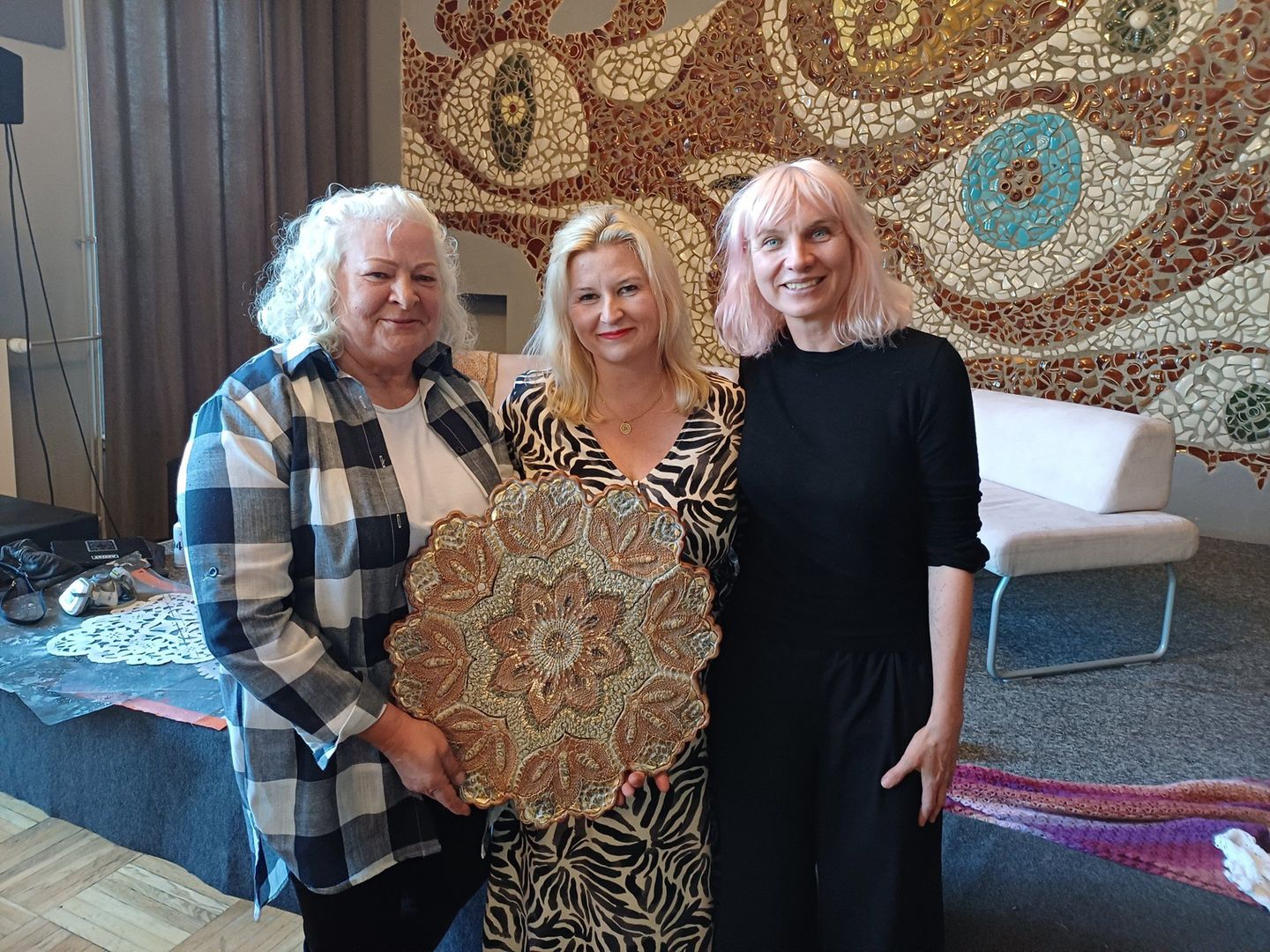 NeSpoon w Miejskim Centrum Kultury w Skarżysku-Kamiennej. Na zdjęciu, od lewej: pani Alina Krupa - skarżyska koronkarka, dyrektor Miejskiego Centrum Kultury w Skarżysku-Kamiennej Agnieszka Włodarczyk-Mazurek oraz NeSpoon.