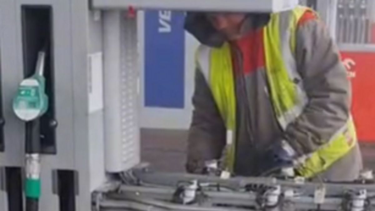 Pracownik pracował przy dytrybutorze bez osłony