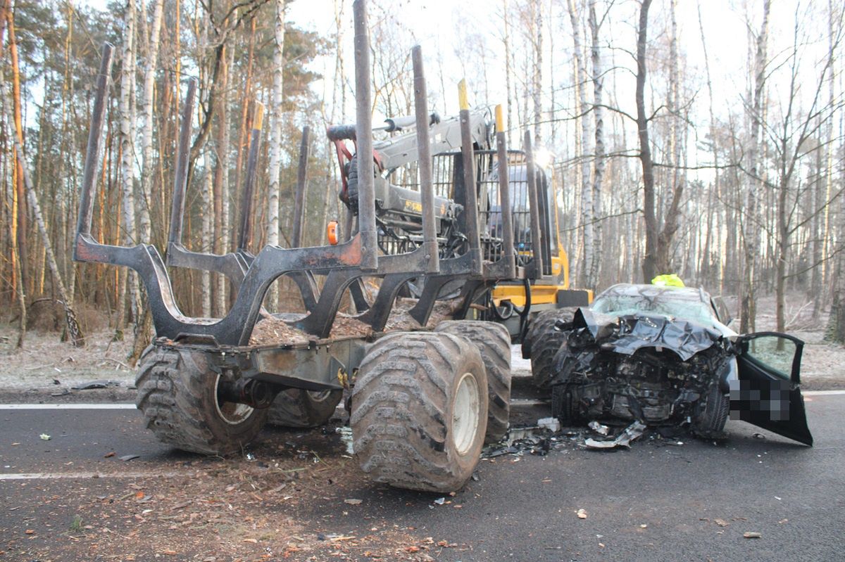 Zderzenie auta osobowego z maszyną leśną. Groźny wypadek pod Włocławkiem