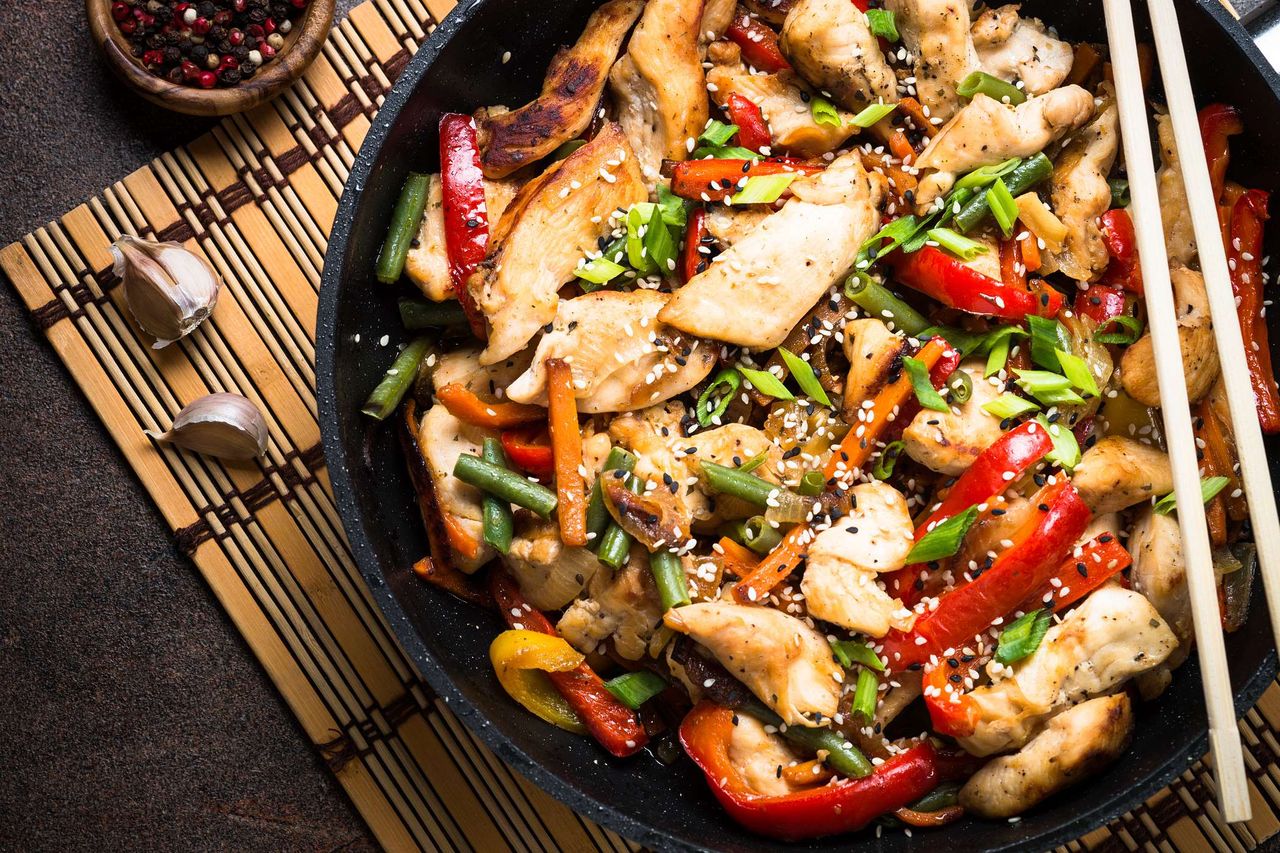 Kolorowy stir-fry z kurczakiem i świeżymi warzywami