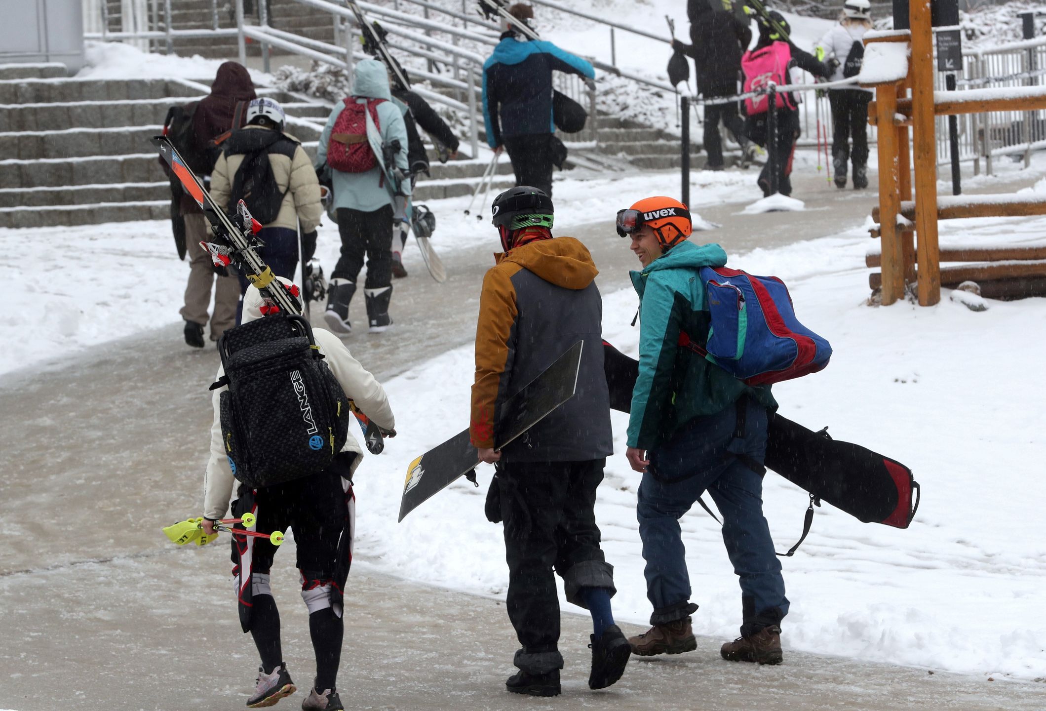 Zakopane 01.04.2022. Opady śniegu w Zakopanem. Po okresie słonecznej, wiosennej pogody temperatura się obniżyła i spadł śnieg. (kf) PAP/Grzegorz Momot
