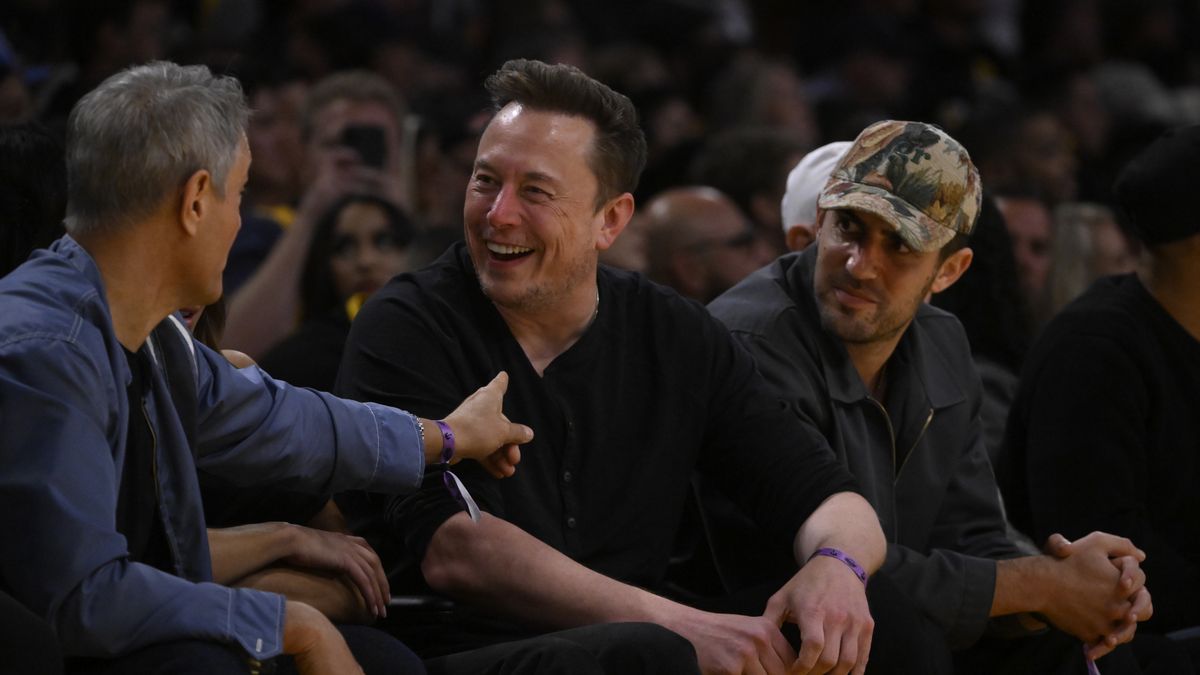 Los Angeles, CA - May 12:  Elon Musk in the first half of game 6 of a Western Conference Semifinals NBA playoff basketball game between the Los Angeles Lakers and the Golden State Warriors at the Crypto.com Arena in Los Angeles on Friday, May 12, 2023. (Photo by Keith Birmingham/MediaNews Group/Pasadena Star-News via Getty Images)