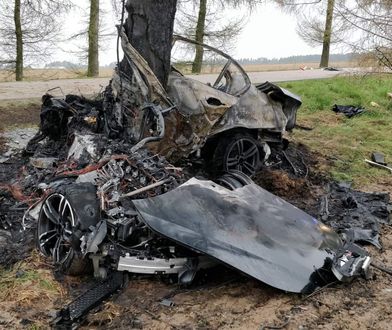 BMW "zawinęło się" na drzewie i stanęło w ogniu. Dwóch młodych mężczyzn nie żyje