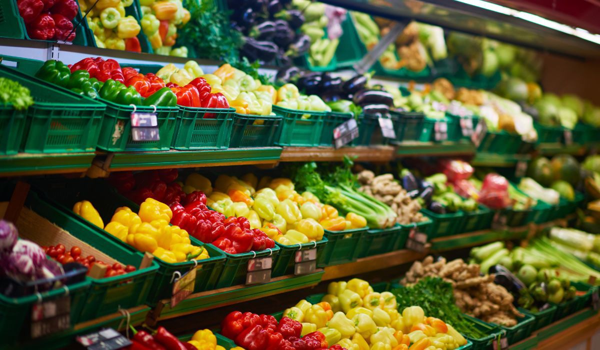 Skrzynki z warzywami w sklepie - Pyszności; Foto Canva.com