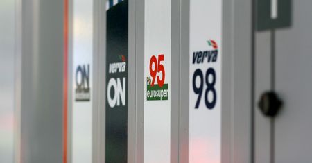 Ropa drożeje, ale paliwo nie. Właściciele prywatnych stacji mówią, że chodzi o wybory