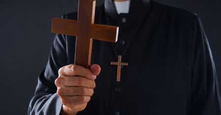 Skandal na Wyspach z Polakiem. Egzorcysta oskarżony