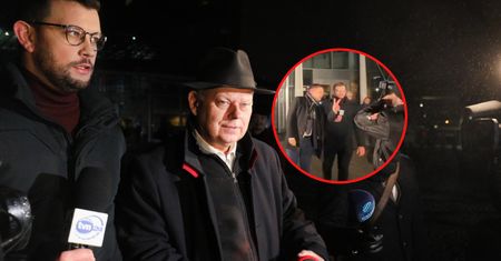 Incydent przed TVP. Wszedł przed kamerę TVN24