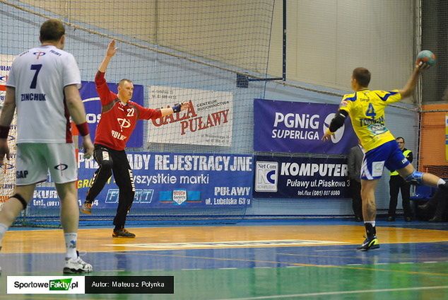 Bartłomiej Tomczak dwukrotnie próbował pokonać Macieja Stęczniewskiego. Za każdym razem "Stenia" był lepszy