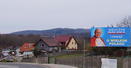 Wójt ufundował baner z Janem Pawłem II. "Moralny obowiązek"